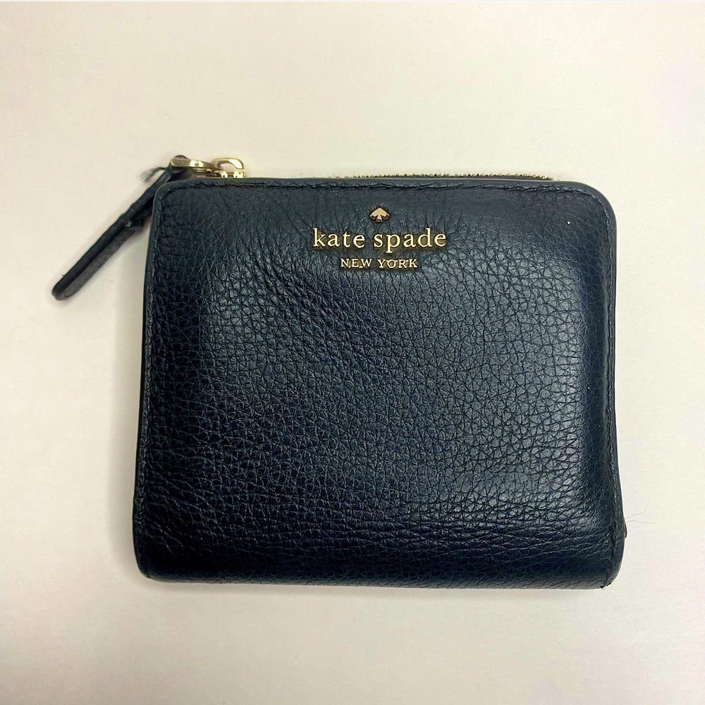 ♠️Kate Spade ♠️ Bi-Fold Black Pebbled Leather 6 Card Wallet w/ Cash & Coin Slots
